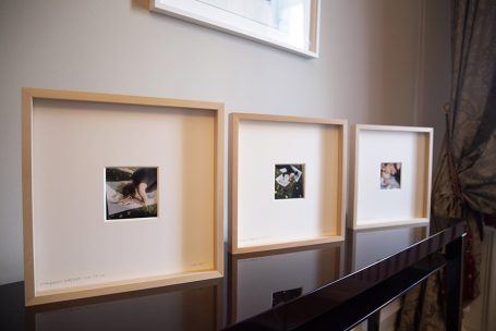 Drei leere Bilderrahmen auf einem Tisch in einem eleganten Raum.