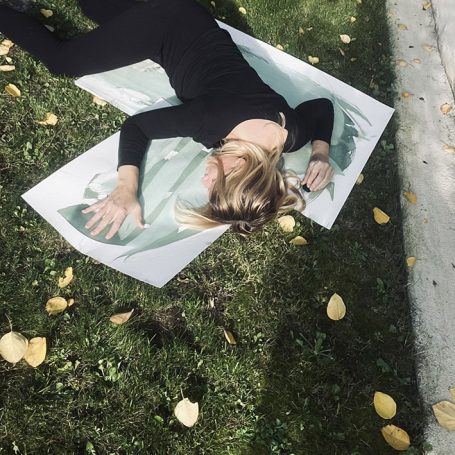 photographic bodyscape - live n°5 Eine Person liegt auf dem Boden und zeichnet auf ein großes Blatt Papier.