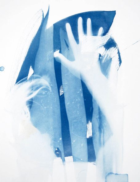 photographic bodyscape n°1, 65x50cm Eine gespenstische Handabdruck auf blauer Oberfläche mit verschwommenem Hintergrund.