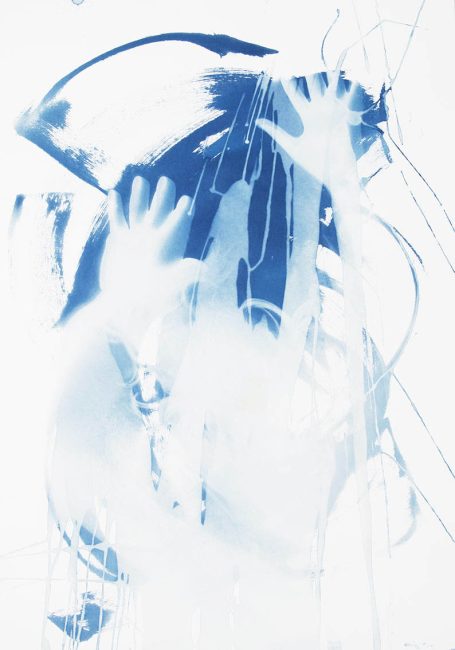 photographic bodyscape n°4, 100x70cm Zwei Hände drücken gegen eine helle, verschwommene Oberfläche.