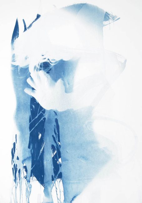 photographic bodyscape n°2 100x70cm Abstrakte Darstellung einer Person in blauen Tönen mit verschwommenen Konturen.