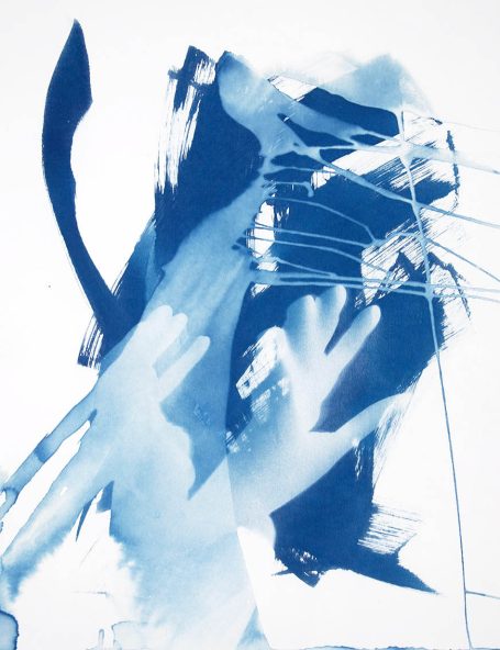 photographic bodyscape n°8, 65x50cm Abstrakte Komposition in Blau mit fließenden Formen und Linien.