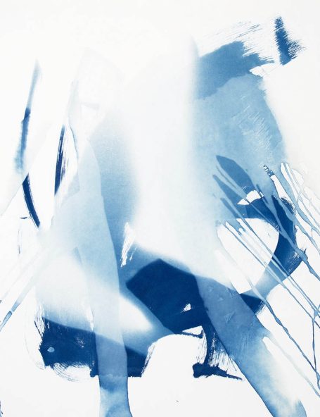 photographic bodyscape n°9, 65x50cm Abstrakte blaue Farbverläufe und -schichten auf hellem Hintergrund.